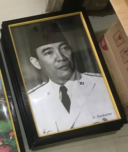 Hiasan dinding Poster Cetak Gambar Ir soekarno plus bingkai ukuran 35*52