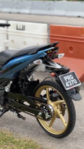 SPORT RIM RAPIDO YAMAHA Y15ZR HITAM/EMAS 1 SET WITH TYRE VIVA 70/90 80/90 RIM RAPIDO 1.60 1.60 17 ACCESSORIES MOTOR Y15 LC135 100%ORIGINAL SPORT RIM RAPIDO GOLD DEPAN DISC 4 LUBANG BELAKANG 5 LUBANG PNP SPORT RIM Y15 GOLD RAPIDO RIDE WITH STYLE