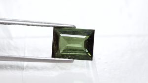 2.35 ct ทัวร์มาลีน สีเขียวใบไม้ ทรงสี่เหลี่ยมผืนผ้า ไนจีเรีย