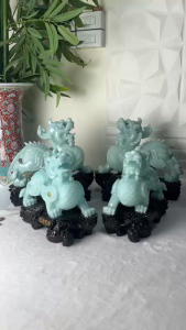 ปี่เซี้ยคู่สีเขียวหยก หางพลอยแดง งานเรซิ่นสีหยก ฐานขอนไม้ มีมา 2 ขนาด 13/15 นิ้ว