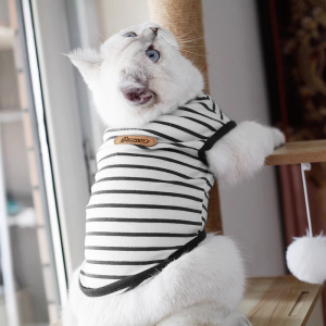 เสื้อคลุมลายทางน่ารักสำหรับแมวและหมาฤดูใบไม้ผลิและฤดูร้อน ผ้าฝ้ายผสมโพลีเอสเตอร์ เสื้อกั๊ก ชุดลายทาง สไตล์การ์ตูน