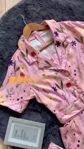 {"MF878 จั๊มสูทคอปก พร้อมเข็มขัดผ้าพิมพ์ลายนำเข้า เสื้อแขนสั้นแบบพับมีกระดุมให้ กางเกงมีกระเป๋าสองข้าง ขายาว ลายดอกไม้ ใส่สบายจ้าาใส่อยู่บ้านก็ได้เลยยน๊าาา 2สี: ฟ้า ชมพู ขนาดไซส์ อก“34-40“ เอว”26-32“ สะโพก”34-40“ ความยาว”56“"}