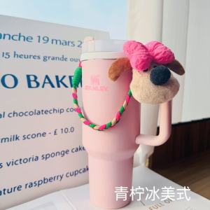 ปลอกแก้วน้ำ Stanley พร้อมสายรัดโบว์ผีเสื้อและหมา ปลอกแก้วน้ำรักษาอุณหภูมิ สายรัดแบบพกพา ปลอกแก้วน้ำแบบทันสมัยสำหรับทุกเพศทุกวัย