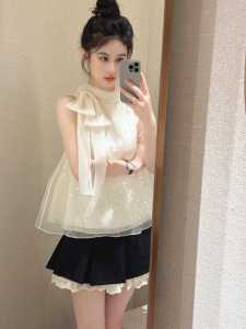 เสื้อเชิ้ตคอวีแขนกุดสไตล์ย้อนยุคสำหรับผู้หญิง Liromw ฤดูร้อนปี 2025 ทรงหลวม ดีไซน์โบว์ผีเสื้อสีขาว ประดับเลื่อม