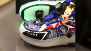 รองเท้าวิ่ง รองเท้าสเก็ตสองล้อแบบชาร์จไฟ รองเท้าเด็ก รองเท้ากีฬาแบบติดกระดุม รองเท้าไฟสว่างสำหรับเด็กชายและเด็กหญิง