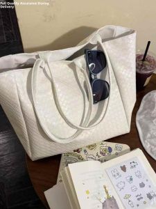 Korean Style Large Capacity Woven Handbag Single Shoulder Commuter Bag Underarm Shopping Bag Casual Simple Style Ladies Bag