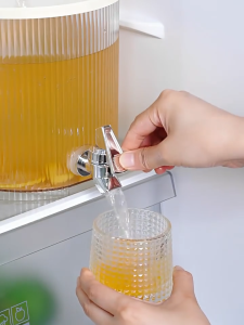 Pitcher Air Sejuk Berkapasiti Besar Jag Air Plastik Bekas Air i Sejuk Water Dispenser Cold Kettle Jug With Faucet 冷水壶