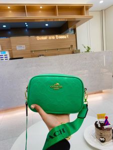 The 2024 new womens dual zipper camera bag is versatile and without friends it is cool fashionable and highly recognizable