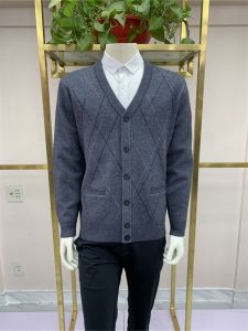 เสื้อสเวตเตอร์คอวีผู้ชาย ผ้าขนสัตว์ผสม ทรงหลวม ปกติ ฤดูหนาว 2023 ใหม่ สำหรับผู้ชาย วัยกลางคน วัยชรา ชุดพ่อ ชุดแฟชั่น