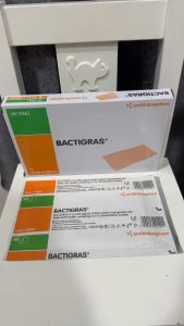 Bactigras 15x20cm Smith & Nephew Acetate Tulle Gras Dressing SN S&N bactigrass Chlorhexidine Paraffin 樂輝殺菌油性紗布 7461