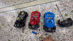 Mobil remote control kerangka paduan simulasi tinggi kendaraan off-road empat saluran listrik dengan baterai isi ulang mainan mobil remote control anak tahan jatuh berkualitas tinggi