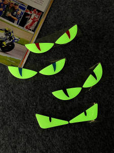 สติกเกอร์ตาสีม่วงประดับตกแต่งรถจักรยานยนต์ 3 มิติ ไฟสีเขียวในเวลากลางคืน สติกเกอร์ตกแต่งรถจักรยานยนต์ Zomiiraa RS-GG-34 PVC