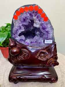 Natural amethyst crystal cave ornament. With the purple aura flowing eastward it can ward off evil spirits protect the home prevent mischievous people and is a good luck charm. It is a must-have for both home and office.
