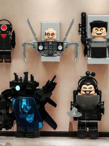 Titanic Toilet Man Vs Monitoring Man ชุดเล่นกับโมเดลสำหรับเด็กชาย อุปกรณ์เสริมที่ทำจากยางพาราแบบต่อได้ ชิ้นส่วนเสริมสำหรับการสร้างโมเดล