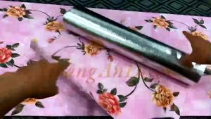 cuộn xốp dán tường hoạt hình dài 2m8 rộng 50 cm mặt sau có sẵn keo dán cho tường phẳng mịn và láng nhẵn