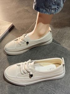 รองเท้าผ้าใบสีขาวพื้นแบนลำลองสำหรับผู้หญิง รองเท้าแตะแบบสวมหัวกลม พื้นยาง กันน้ำ ระบายอากาศได้ดี สำหรับใส่ไปเที่ยว ฤดูใบไม้ผลิและฤดูใบไม้ร่วง