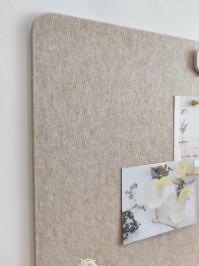 กระดานผ้าสักหลาด DIY หนา ติดเองได้ไม่ต้องเจาะผนัง ออกแบบมาพร้อมตะขอและชั้นวางในชิ้นเดียว สำหรับทำบอร์ดภาพและบอร์ดข้อความที่บ้านและที่