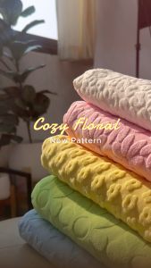 ผ้าโคซี่ ฟลอรัล ผ้าขนสั้นลายดอกไม้ ผิวสัมผัสนูมู่ สบาย ไม่ระคายเคืองผิว ขนาด 1 กิโล พร้อมส่ง