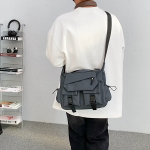 กระเป๋าสะพายข้างผู้ชาย ทุกเพศ แฟชั่น กระเป๋าสะพายข้าง ดีไซน์หลายกระเป๋า ความจุมาก กัน น้ำ น้ำหนักเบา กระเป๋าลำลอง กีฬา สตรีท เหมาะสำหรับการ เดินทางและกิจกรรมกลางแจ้ง X-K520