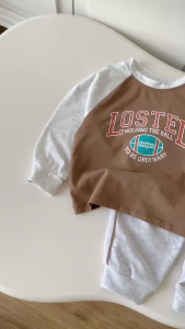 Set bộ tay dài chất cotton họa tiết bóng bầu dục nâu kèm quần dài bé trai 1đến 7tuổi BERNIE H0425B52