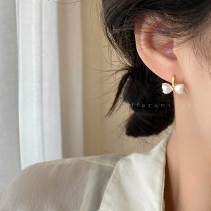 Golden Pearl Butterfly Knot Earrings Womens High-End Sensation Ear Cuff 2025 New Hot Unique Atmosphere Ear Jewelry