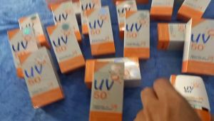 Kem chống nắng UV 50+++ 30g không nhờn rít Eliza Helena Moisture UV 50+++ 30g Thái Lan thẩm thấu nhanh không trôi trong nước
