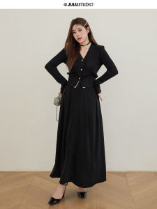 Bộ Áo Cardigan và Chân Váy Dài Tay Cổ V Màu Đen