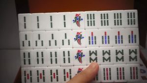 Small and Medium Mahjong 23mm Engraved Acrylic Crystal Hand Rubbed Mahjong with Accessories Box