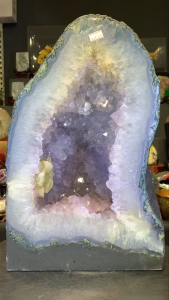 天生透亮晶体✨晶体透亮薇紫 也不影响功效 绿幽灵边 和蓝纹玛瑙绕边 带上方解石共生矿💯 👍 洞口够深可以个人需求放进水晶球/佛像/消磁用途  高height: 39cm  宽width: 24.5cm x 20cm   洞深:10.5cm 重weight: 24.02kg  📍Johor Bahru 区可自行取货或邮寄服务 #新山水晶  Naturally Clear Crystal ✨ The crystal is naturally translucent with a slight purpl