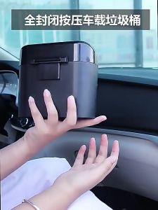 ถังขยะในรถยนต์: ลดลับ 22 ตนมาก ฝาปิด ตะขอแขวน เป็นช่วงที่ใส่ถุงขยะขนาดเล็ก สีดำ ทำจากพลาสติกABS แข็งแรงทนทาน กระทัดลัด สามารถใช้งานสะดวก กระทัดลัด
