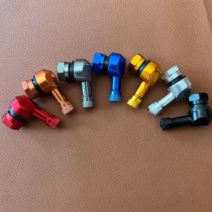 ก้านวาล์วล้ออลูมิเนียม จุกเติมลมงอ 90 องศา จุกลมปรับองศา ฝาจุ๊บลม สําหรับรถจักรยานยนต์ 1 คู่ การปิดผนึกที่แข็งแกร่ง ไม่เป็นสนิมง่าย