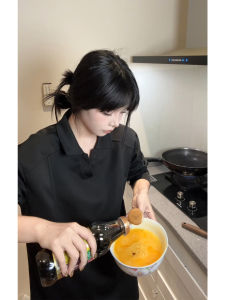 เสื้อสเวตเตอร์คอวีสีดำหลวมๆ สำหรับผู้ชาย ฤดูใบไม้ผลิและฤดูใบไม้ร่วง ดีไซน์สตรีท แฟชั่น เสื้อเชิ้ต Polo ลำลอง เสื้อชั้นใน