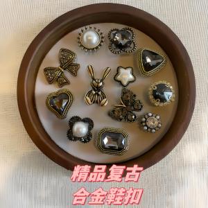 อุปกรณ์ตกแต่งรองเท้า Crocs ลายการ์ตูนสามมิติ DIY ที่เป็นมิตรกับเด็ก รองเท้าสวมแบบสวมหัว พื้นยาง