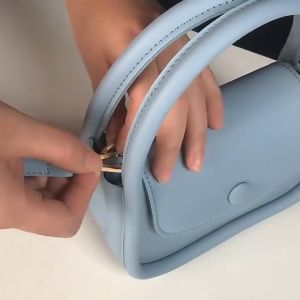 Tas selempang wanita simple & trendy kulit sintetis SHANAZ syal desain rekomendasi fashion slingbag perempuan masa kini
