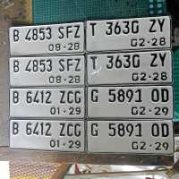 Plat Nomor Motor putih atau Hitam Dan Plat Nomor Motor Listrik Ada Logo Samsatnya Untuk Kualitas Dijamin Huruf Lebih Timbul, Lebih Rapi. Untuk Tulisan Kita Pakai Cat , Seperti asli Samsat Ukuran Plat Standar Samsat 27,5cm X 11cm Bahan Aluminium 0,8 Mm A