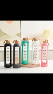 Bình Nước Thủy Tinh cao cấp Có Vạch Thời Gian Và Mực Nước - Bảo Vệ Bằng Silicon 1000ML