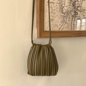 Luxury Womens Shoulder Crossbody Bag Summer New Luxury Soft PU Pleated Mini Bag Versatile Fashion Candy Color Small Square Bag