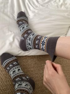 ถุงเท้าคริสต์มาสลายาลัยย้อนยุคลายนกกระต่ายฤดูหนาวสำหรับผู้หญิงในบ้าน ถุงเท้าผู้หญิงกลางน่อง ความยาวปานกลาง สีพื้น