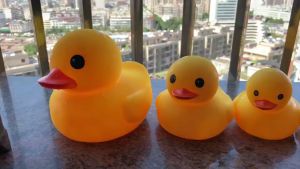 S/M/L Baby Shower Toys Duck With Sound Baby Bath Duck Mini Rubber Duck For Shower Squeeze Toy