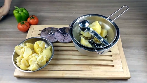 Stainless Steel Rotary Food Mil Kitchen Gadget for Mashed Potatoes Sweet Potatoes Kitchen Tool With 3 Milling Discs Great For Making Vegetables Tomatoes Puree Or Soups