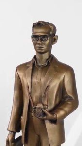 องค์ในหลวงรัชกาลที่ 9 ทรงงาน สีปัดทองเหลือง ความสำเร็จ ความเจริญรุ่งเรือง และความมั่นคง ของขวัญมงคล