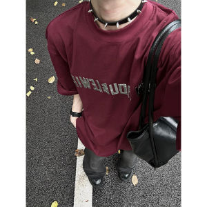 เสื้อยืดแขนสั้นผู้ชายทรงหลวม ผ้าฝ้ายระบายอากาศได้ดี ลายตัวอักษรสีแดงสะท้อนแสง ทรงหลวม แฟชั่นฤดูร้อน