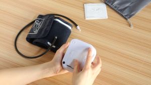 Electronic Blood Pressure Monitor Arm Band Type Cuff Measuring Sphygmomanometer LCD Display / Pemantau Tekanan Darah