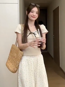 Korean Dress🎉เสื้อยืดสวยๆผู้หญิง🎀เสื้อยืดแฟชั่นผู้หญิง ดีไซน์โบว์ผูกลูกไม้ สไตล์ฝรั่งเศสที่อ่อนโยนและอ่อนหวาน