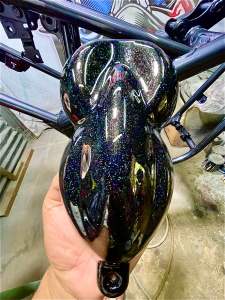 Cat PU black flakes hitam pekat gliter hologram saat kena cahayakemasan 100ml