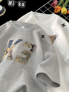 เสื้อยืดแขนสั้นพิมพ์ลายตัวอักษรสำหรับผู้ชาย ทรงหลวม ทรงอวสาน สไตล์ย้อนยุค สวมใส่สบาย สำหรับคู่รัก ฤดูร้อน 2025