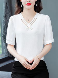 เสื้อเชิ้ตผ้าชีฟองแขนสั้นสีขาวสำหรับผู้หญิง ฤดูร้อน 2025 เสื้อไหมพรมสไตล์จีนใหม่ คุณภาพระดับพรีเมียม สำหรับแม่ที่เก๋ไก๋และสง่างาม