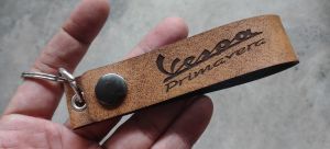 พวงกุญแจ VESPA PRIMAVERA พวงกุญแจหนัง เวสป้า PIAGGIO PVC เกรด AAA ยิงเลเซอร์ โลโก้ มอเตอรไซค์ MOTORCYCLE BIKER KEYCHAIN