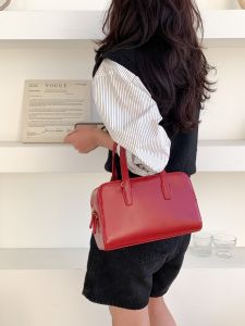 Red Oil Wax Leather Bowling Boston Bag Simple Shoulder Handbag Crossbody Bag Commute Scene Single Shoulder Bag Style