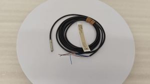 ของแท้เดิม Omron 10-30VDC 2เมตรขนาดเล็กเส้นผ่าศูนย์กลางเซ็นเซอร์ความใกล้ชิดสวิทช์ E2E-C04S12-WC-B1 E2E-C04S12-WC-B2 E2E-C04S12-WC-B1-2